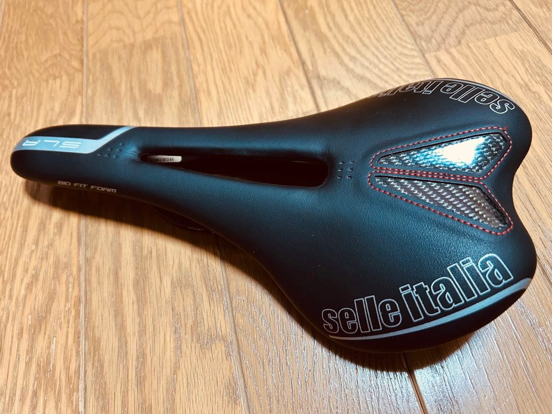 SLR Kit Carbonio Flow サドル Lサイズ ブラック