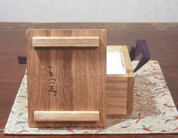 能穴焼　林茂松作　辰　香合　無傷　共箱　古物。