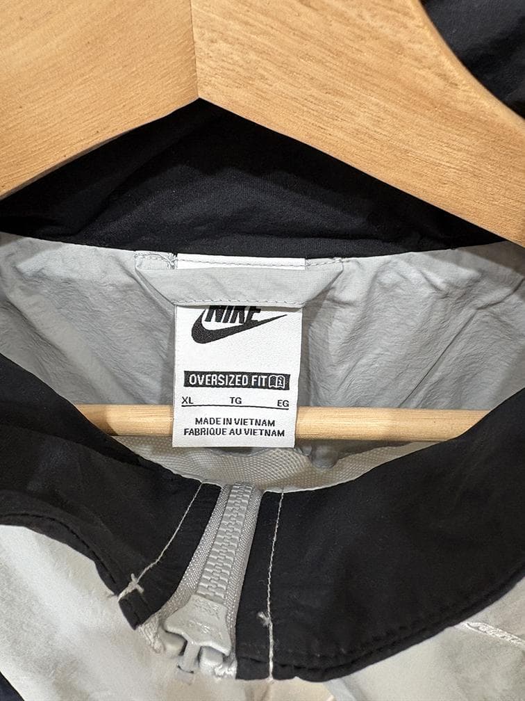 Nike ウィンドブレーカーとトレーニングパンツセット