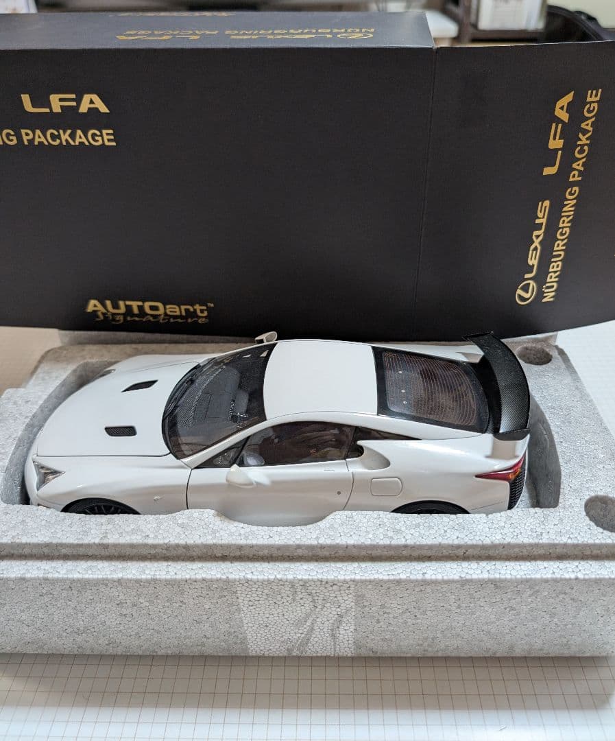 レクサスLFA 1/18ミニカー ホワイト