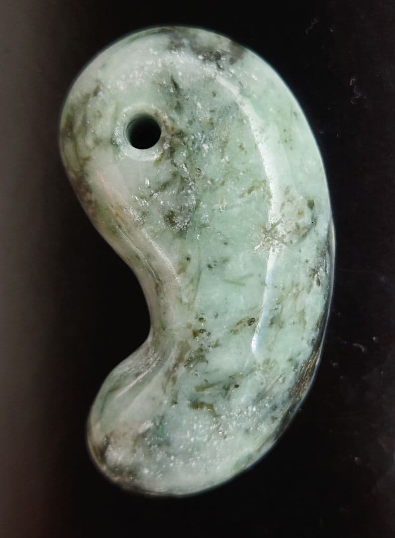 糸魚川翡翠　勾玉　超特大