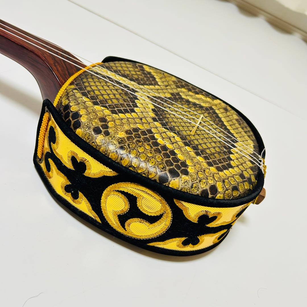 【希少品】高級 沖縄三線 与那城型 実入りゆし木 スンチー塗り 蛇革 本革