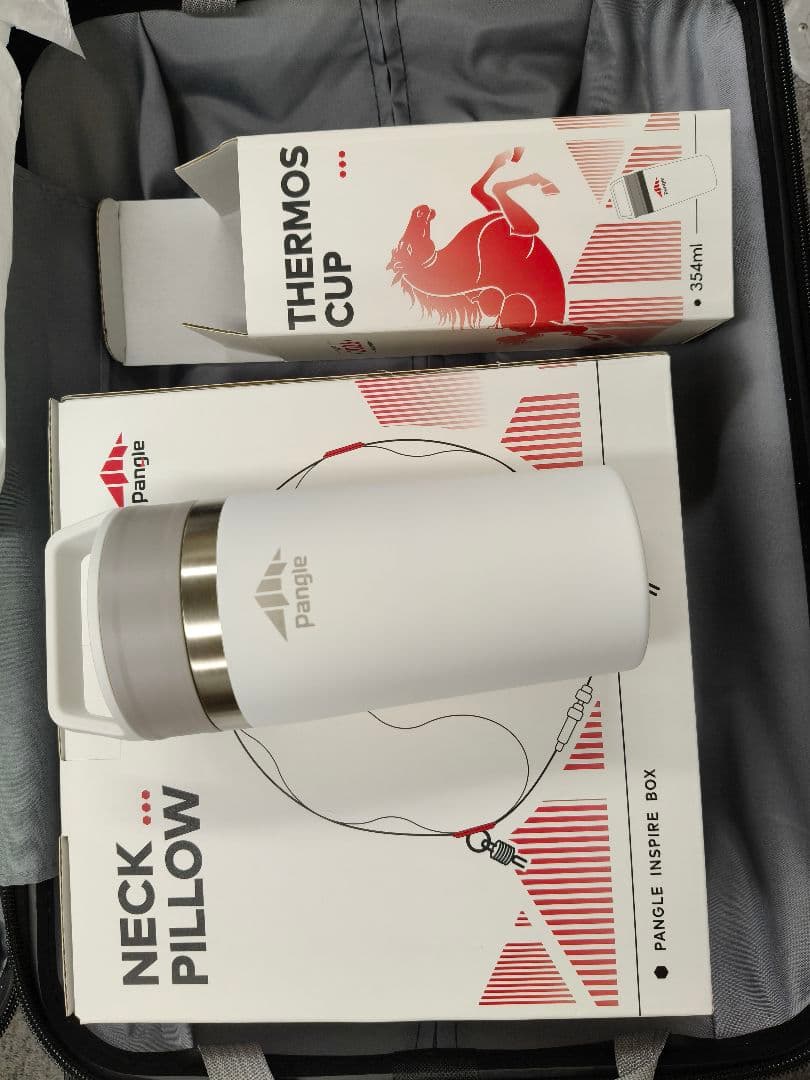PANGLE2026ギフトボックス スーツケース、コップ、ネック枕。1月限定販売