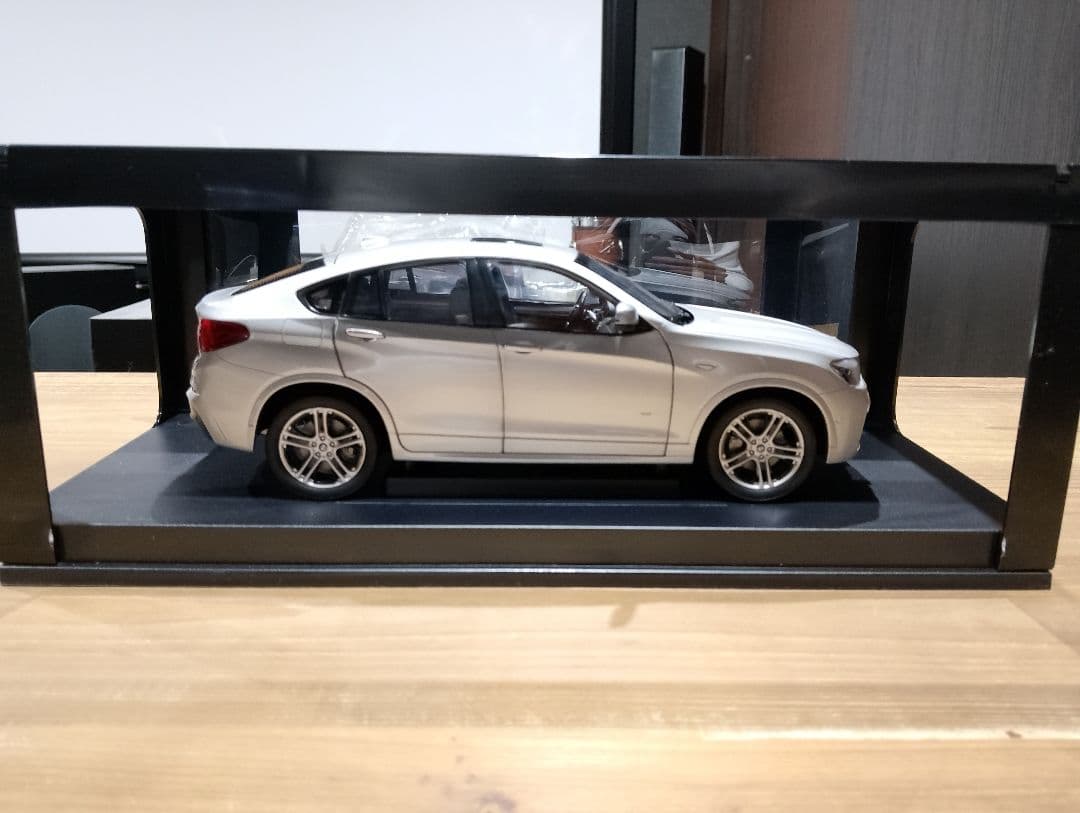 1/18  X4 F26　ディーラー品　ミニカー　シルバー