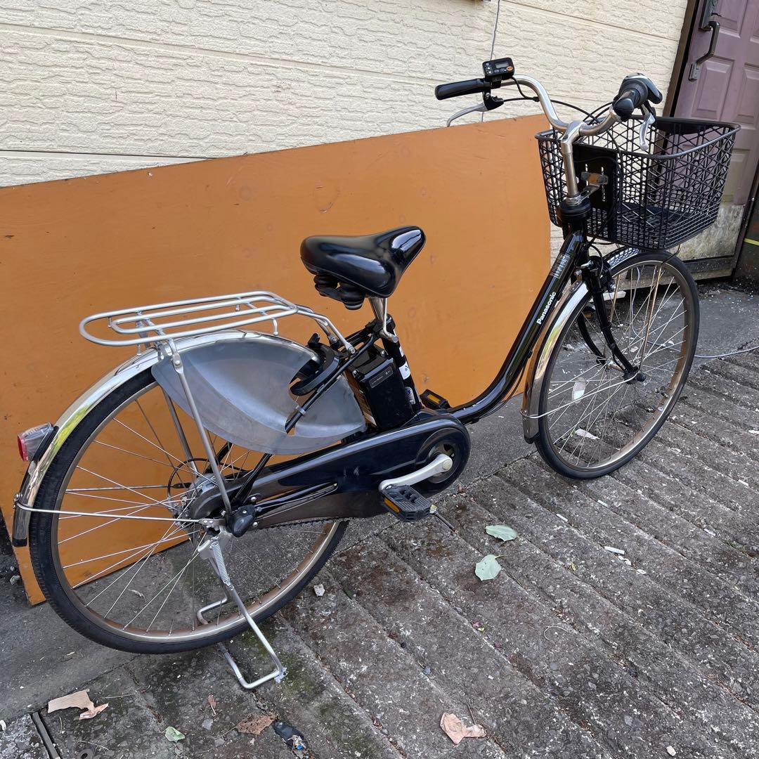 黒いシティタイプ電動アシスト自転車