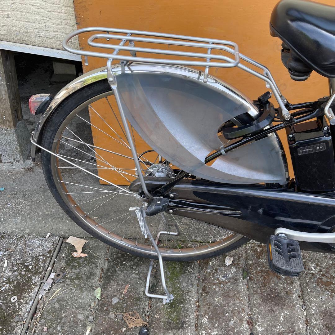 黒いシティタイプ電動アシスト自転車