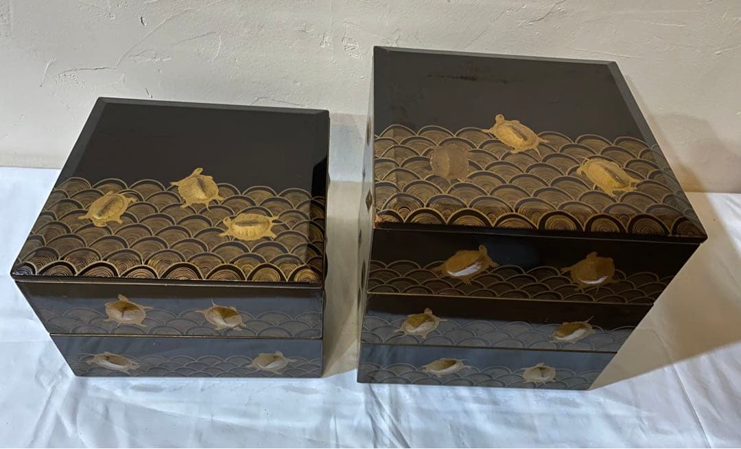 高蒔絵の亀と青海波の蒔絵が美しい段重