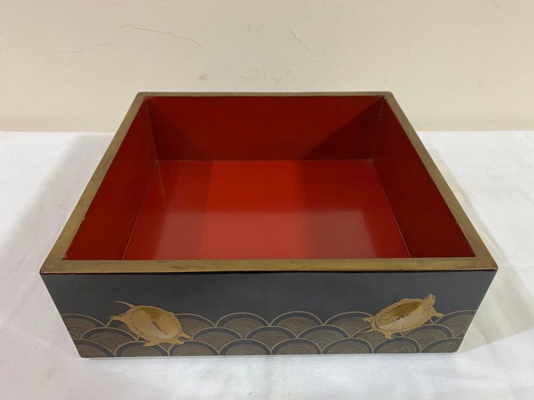高蒔絵の亀と青海波の蒔絵が美しい段重