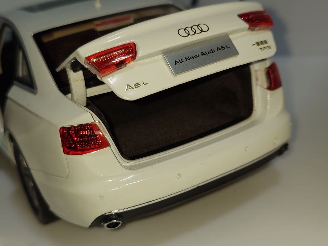 希少 海外流通品 Audi A6L 1/18 ミニカー ホワイト
