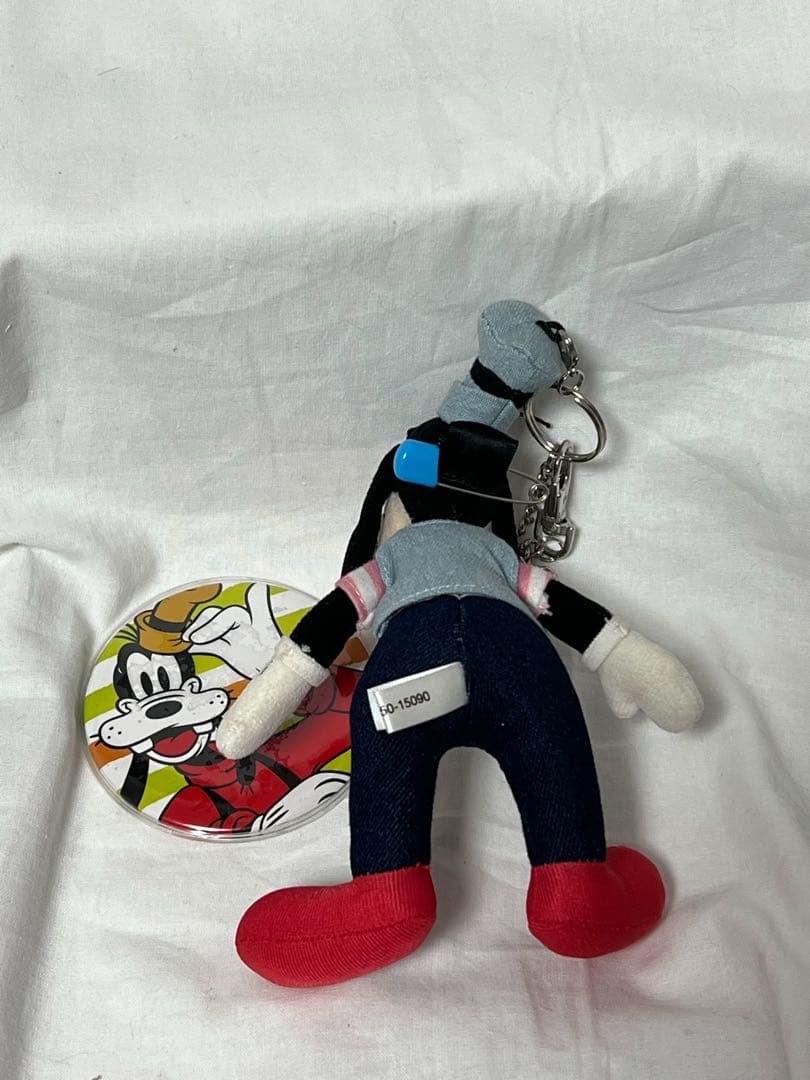匿名配送/ディズニーストア グーフィー プラッシュキーチェーン＋缶バッジ