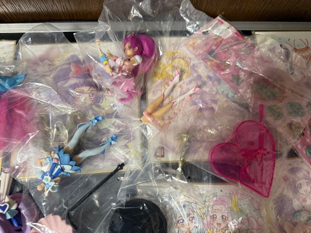 プリキュア グッズセット 大量　フィギュア　色紙　バッジ　　　 キーホルダー