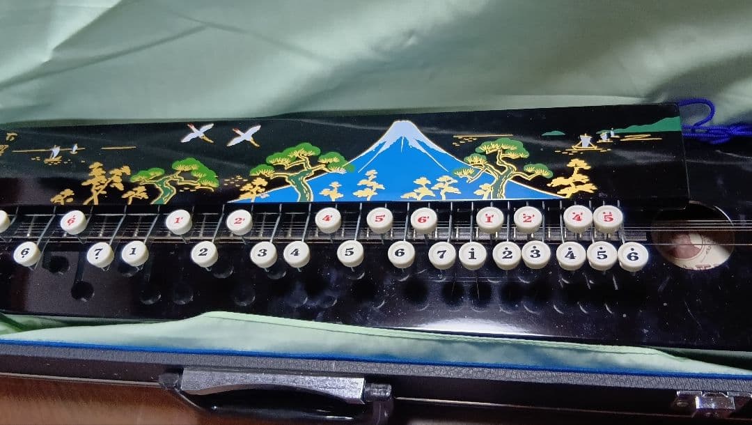 富士山装飾の13弦琴 ハードケース付き