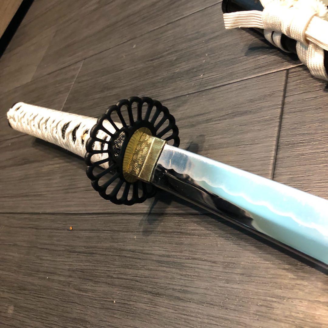 高級模造刀　高級居合刀　菊一文字拵え　黒鞘白飛沫　優勢刃紋刀身　白拵え