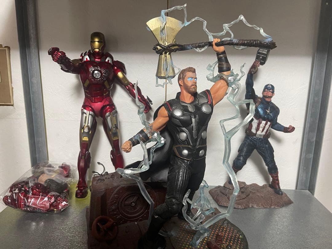 アニメとマーベルのフィギュア詰め合わせ