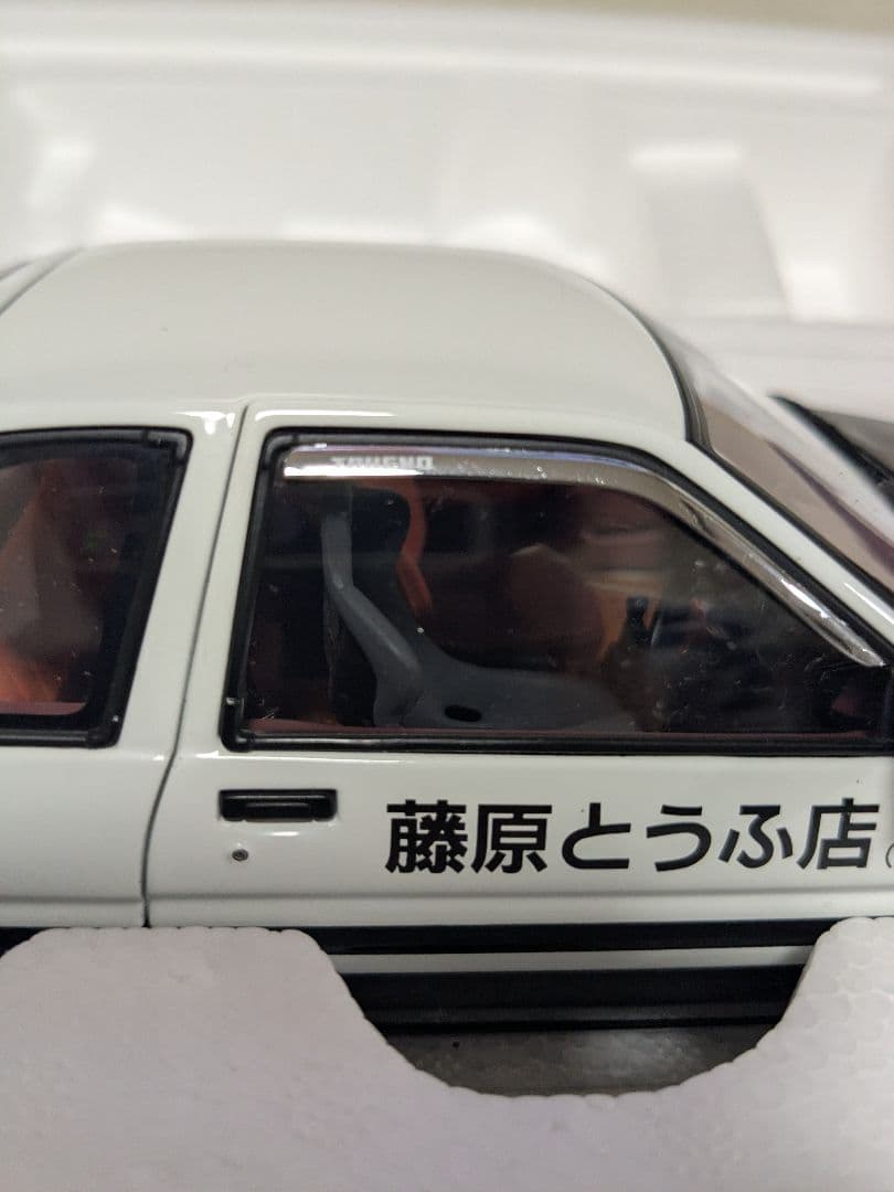オートアート　AUTOart　頭文字D 1/18 AE86 イニシャル