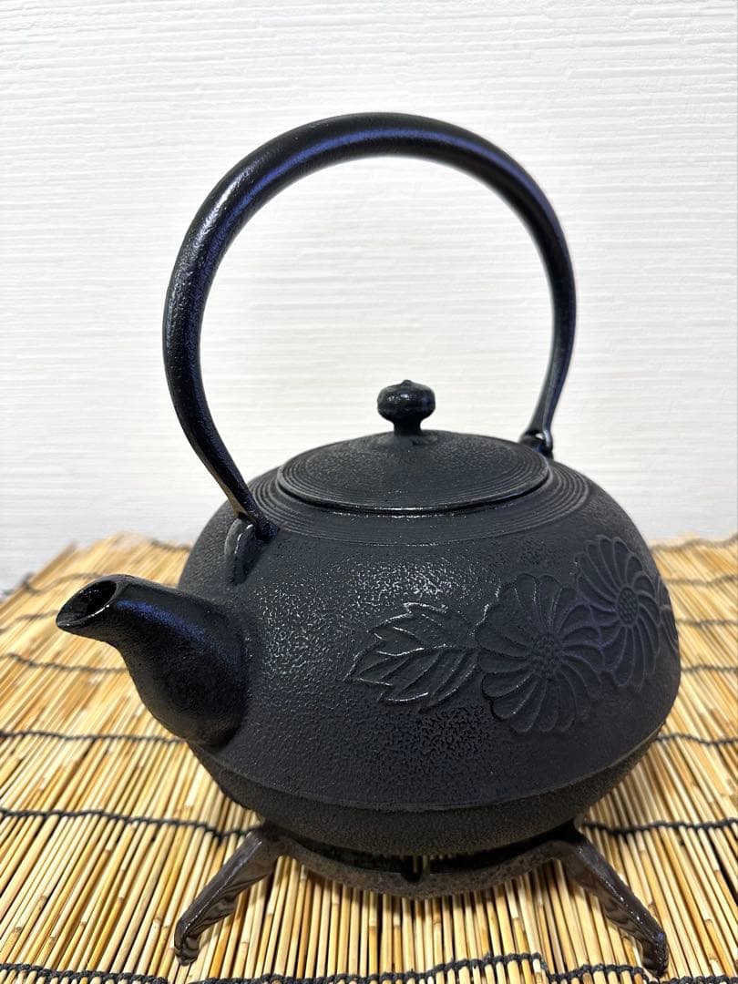 未使用品、供箱、栞付　南部及春南部宝星堂造　２２型　平丸菊　鉄瓶　南部鉄瓶