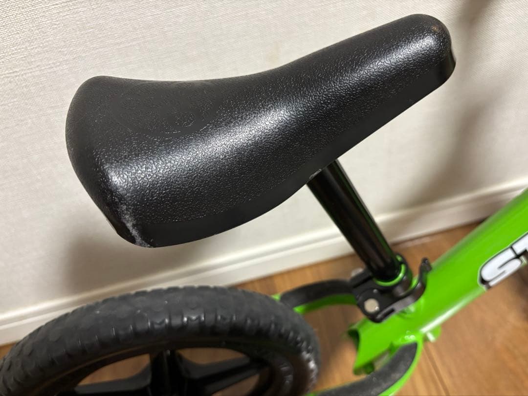 ストライダー　クラシックモデル12インチ　ヘルメット&膝肘プロテクター付き