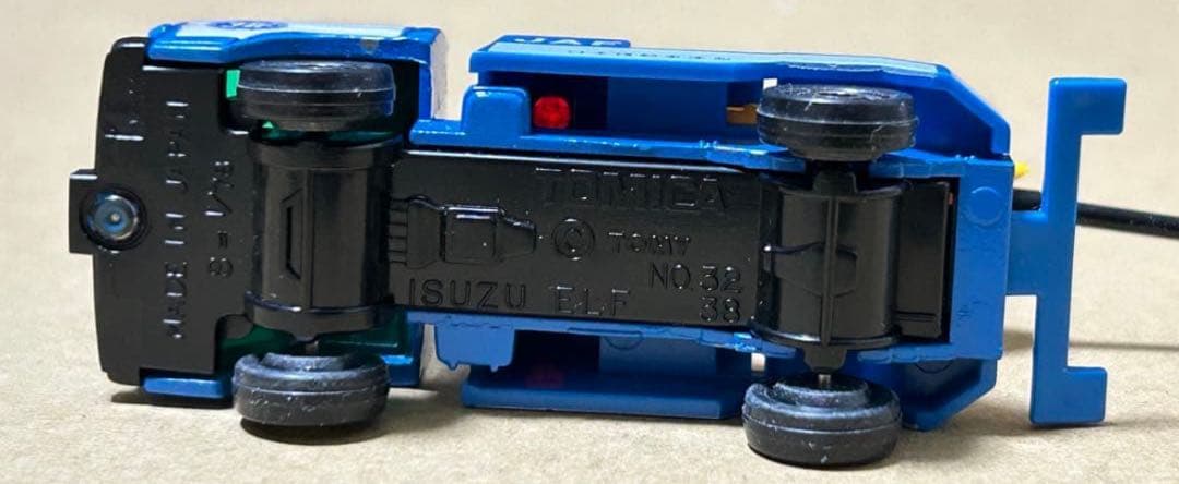 トミカ いすゞ エルフ レッカー車 JAF