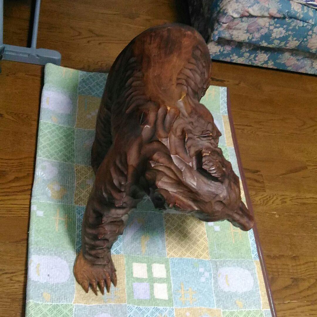 大きな熊一刀彫り
