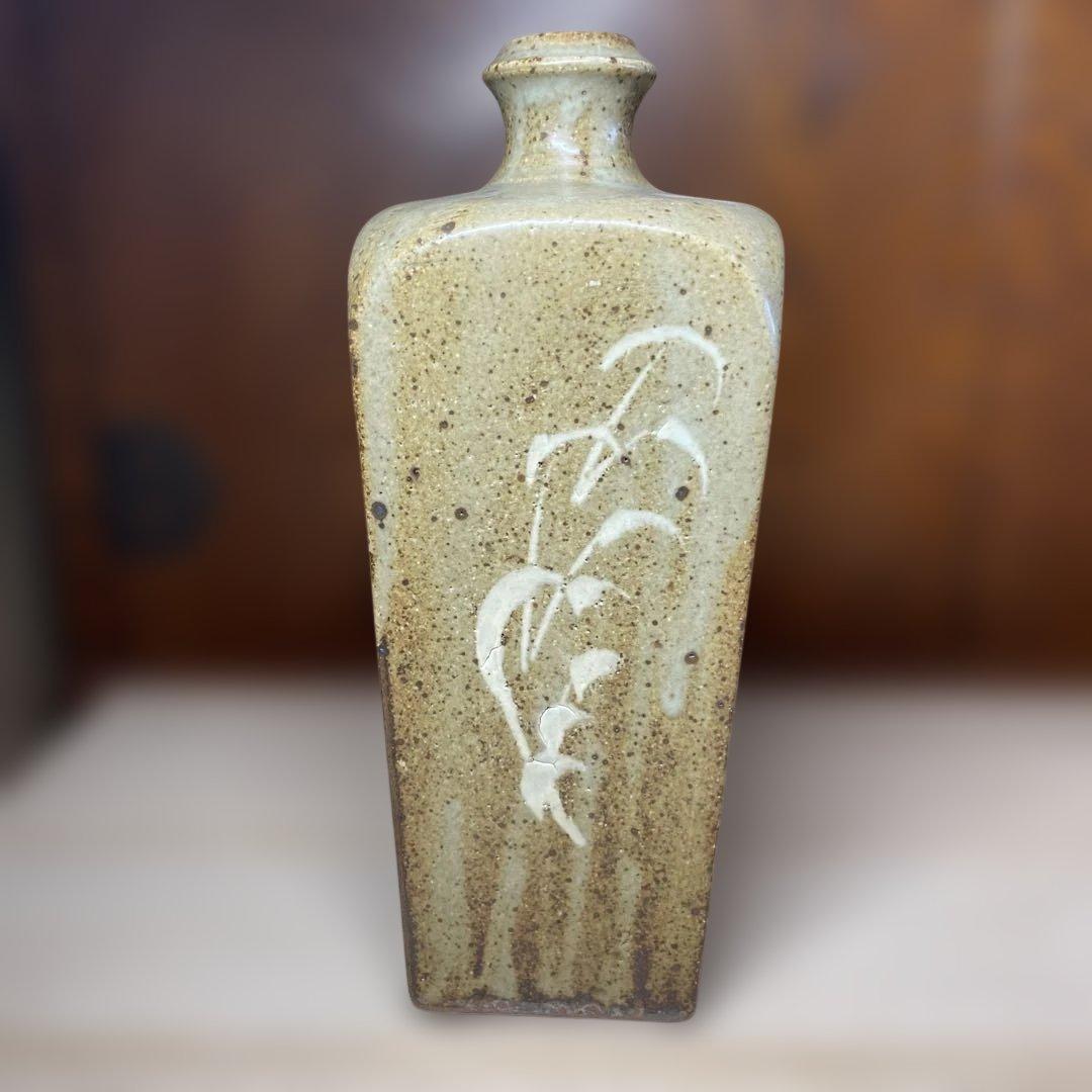 益子焼　島岡達三　象嵌草花文角瓶　箱なし