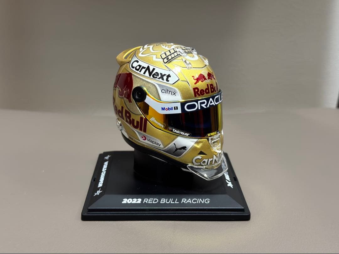マックスフェルスタッペン　2022 ワールドチャンピオン　ヘルメット　1/4