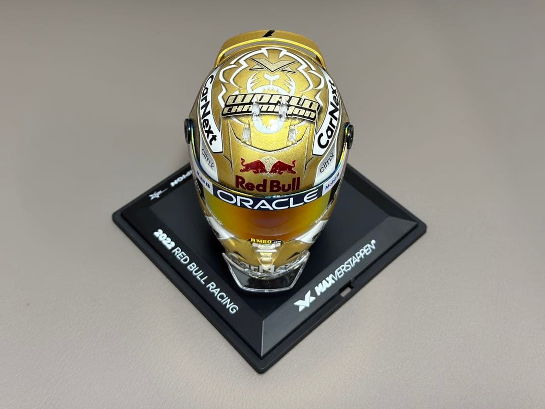 マックスフェルスタッペン　2022 ワールドチャンピオン　ヘルメット　1/4