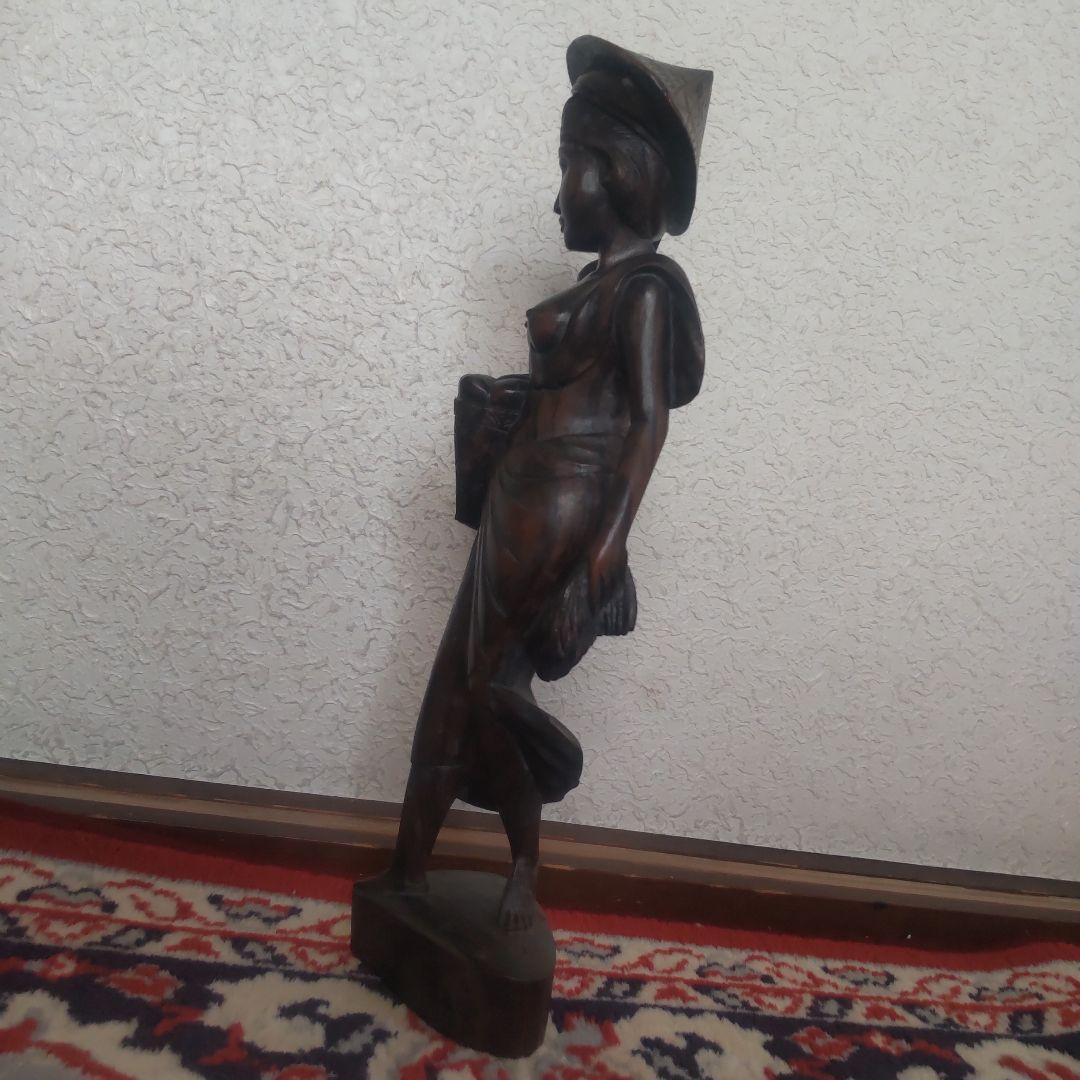木製女性彫刻