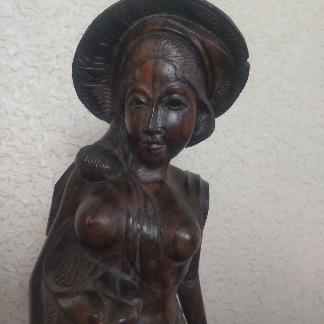 木製女性彫刻