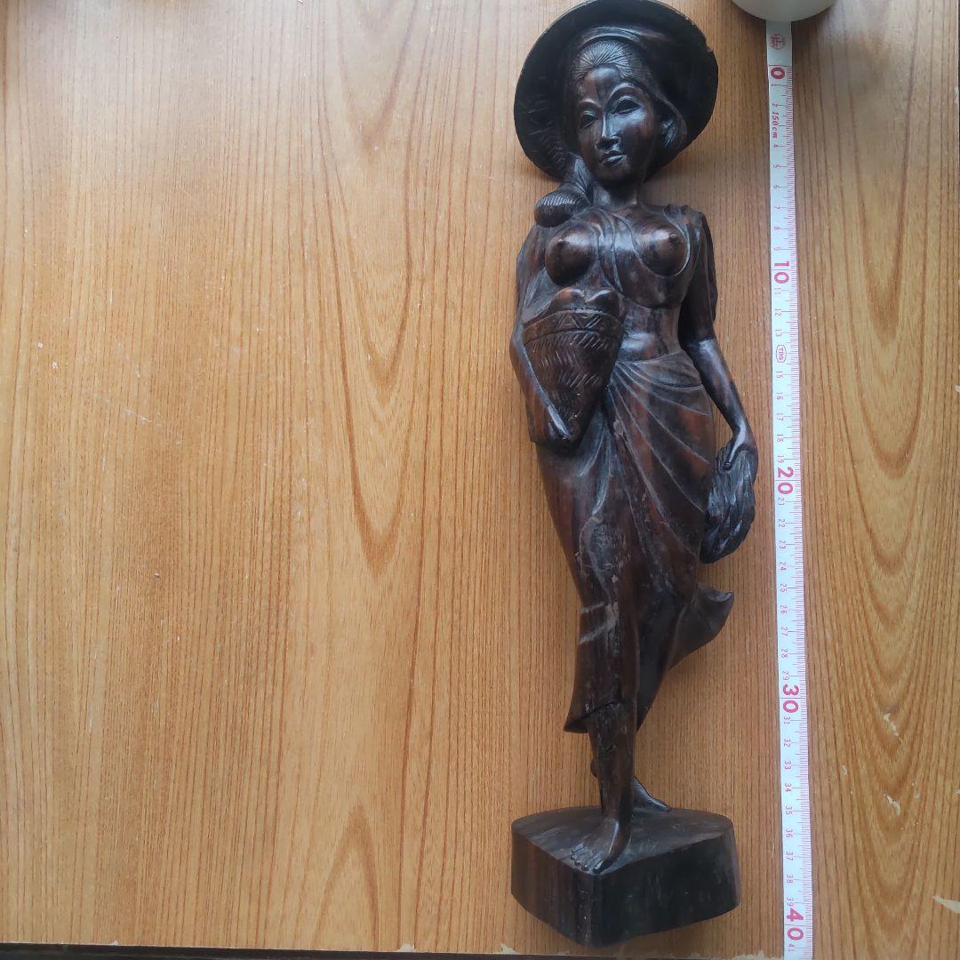 木製女性彫刻
