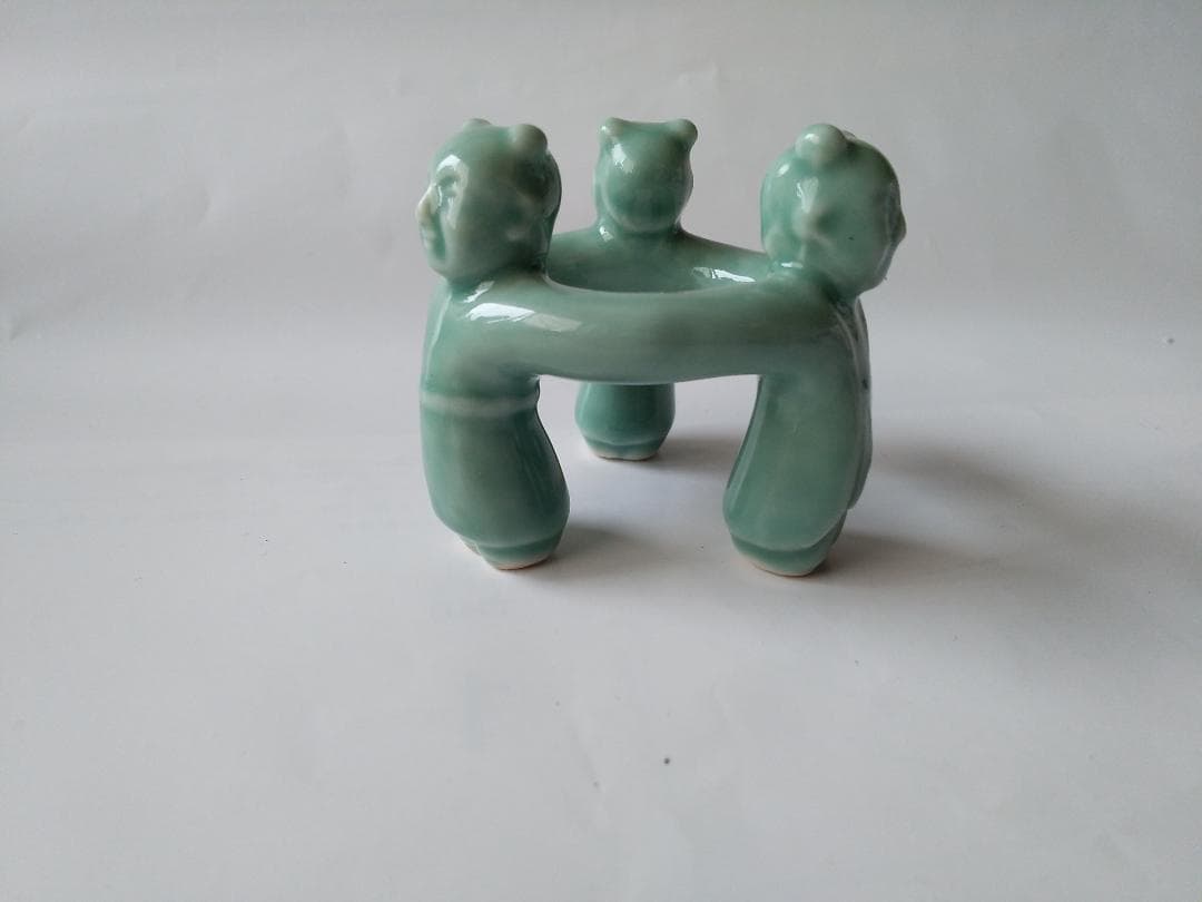 青磁 三閑人 三ツ人形 蓋置 陶芳 作 共箱 美品 です。