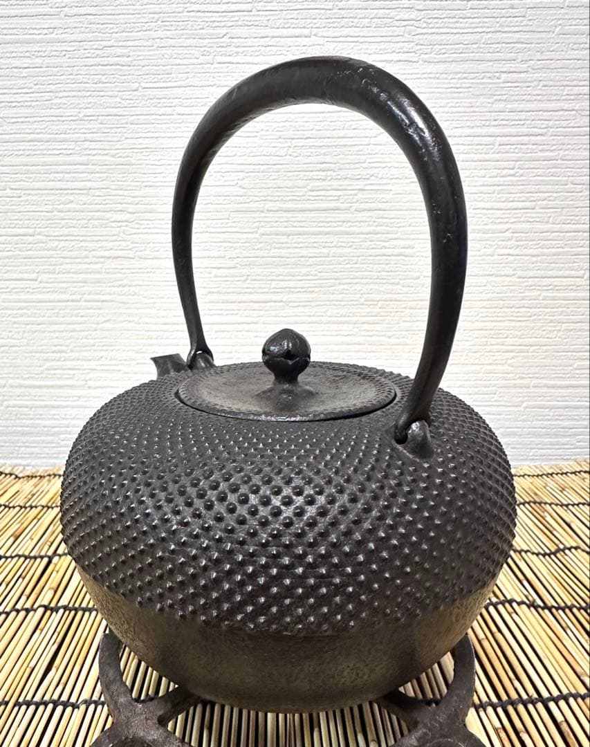 供箱等付属品付　南部藤枝工房　藤枝　昌行作　１２型アラレ　南部鉄瓶　南部鉄器