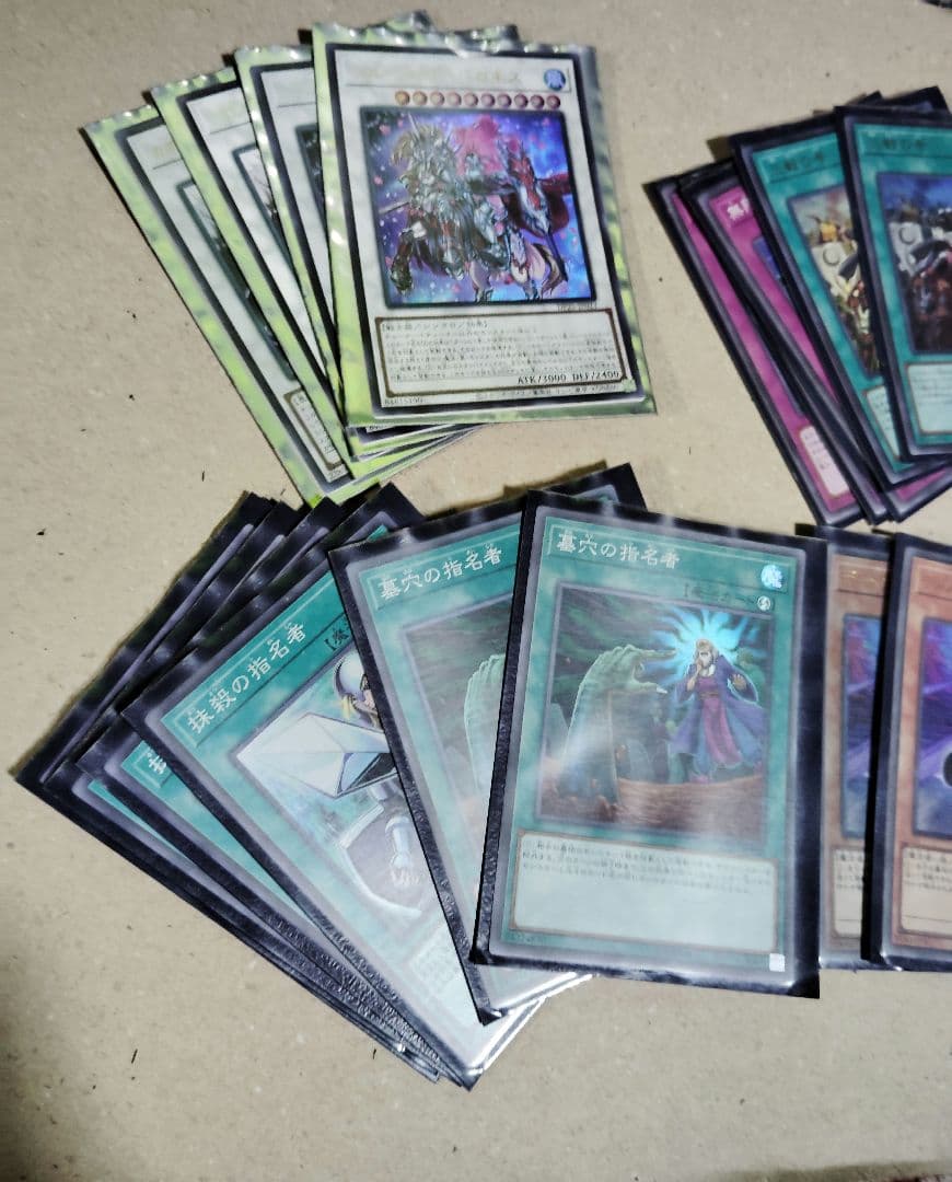 【遊戯王カード　まとめ売り・引退品】ケース＋スリーブ付き