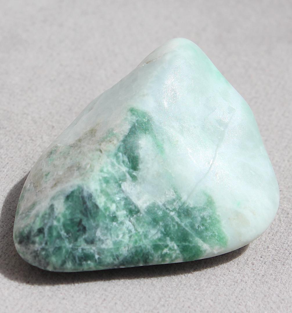 ［コレクション放出品］糸魚川翡翠 原石 26.0g
