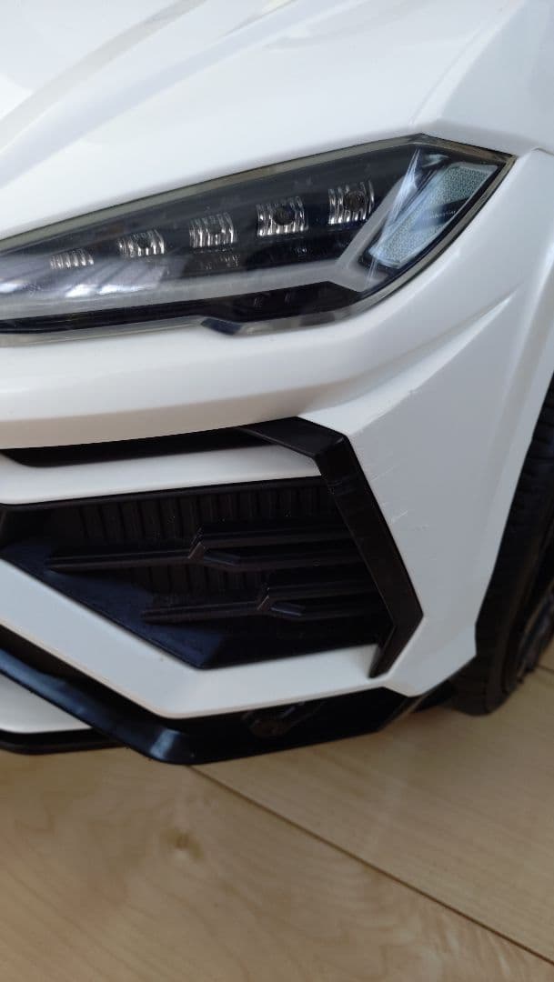 URUS ホワイト 電動乗用車 オープンカー　ランボルギーニ