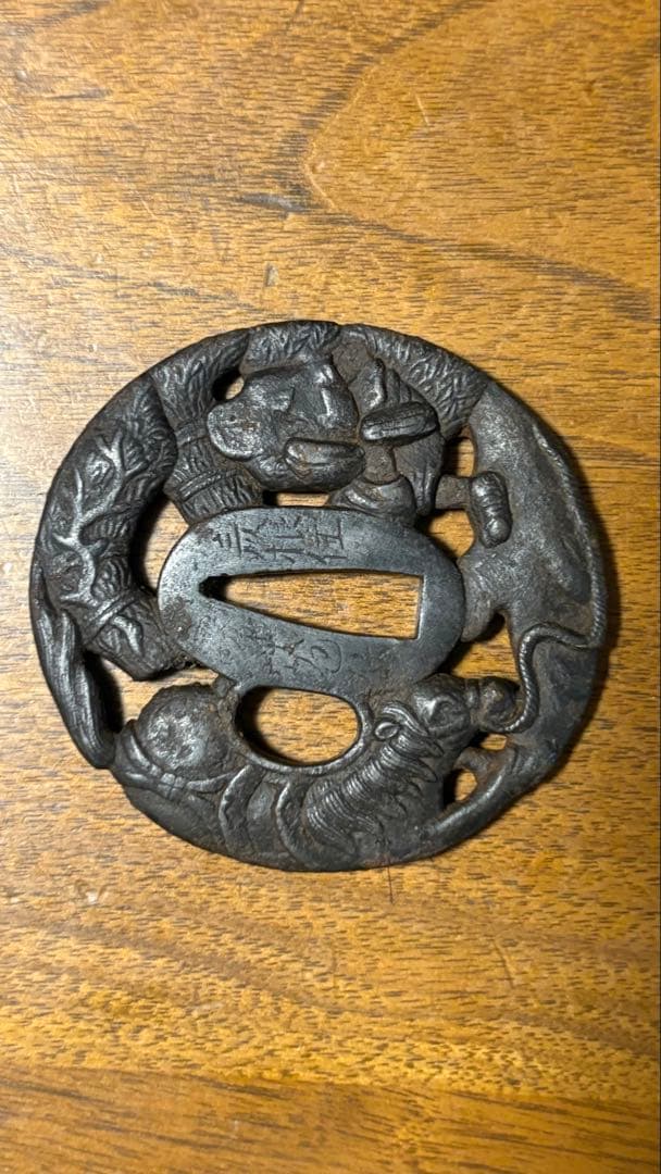 武具　刀装具　刀鍔　在名彦根住　馬に武将図　透かし鉄地　箱付　骨董品