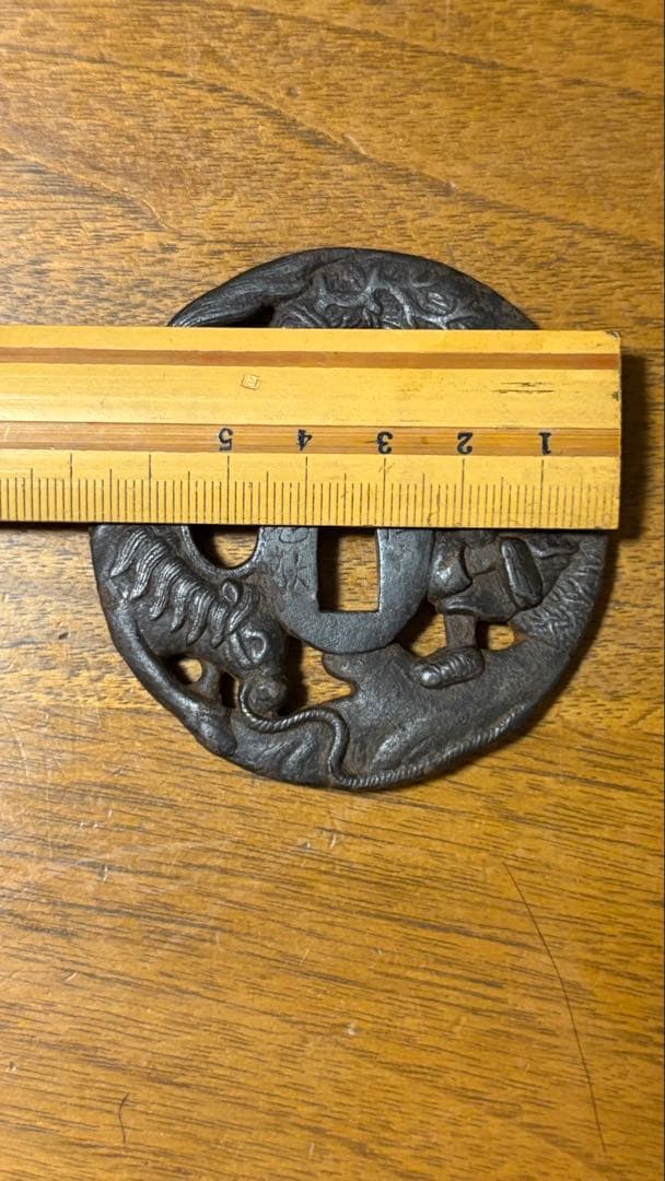 武具　刀装具　刀鍔　在名彦根住　馬に武将図　透かし鉄地　箱付　骨董品