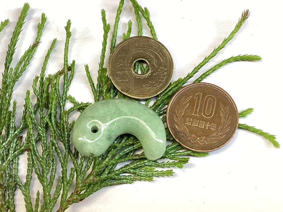 ✳1点特別安価卸し値段‼️ 緑色の糸魚川翡翠　外部鑑別書付　本物ジェダイト勾玉