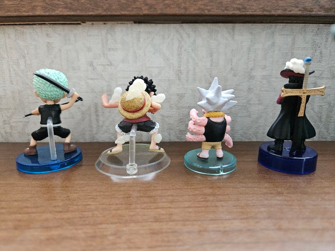 ワンピース　フイギュア　ミニサイズ　台座付き　ビビ　ゾロ　エース　ルフィ