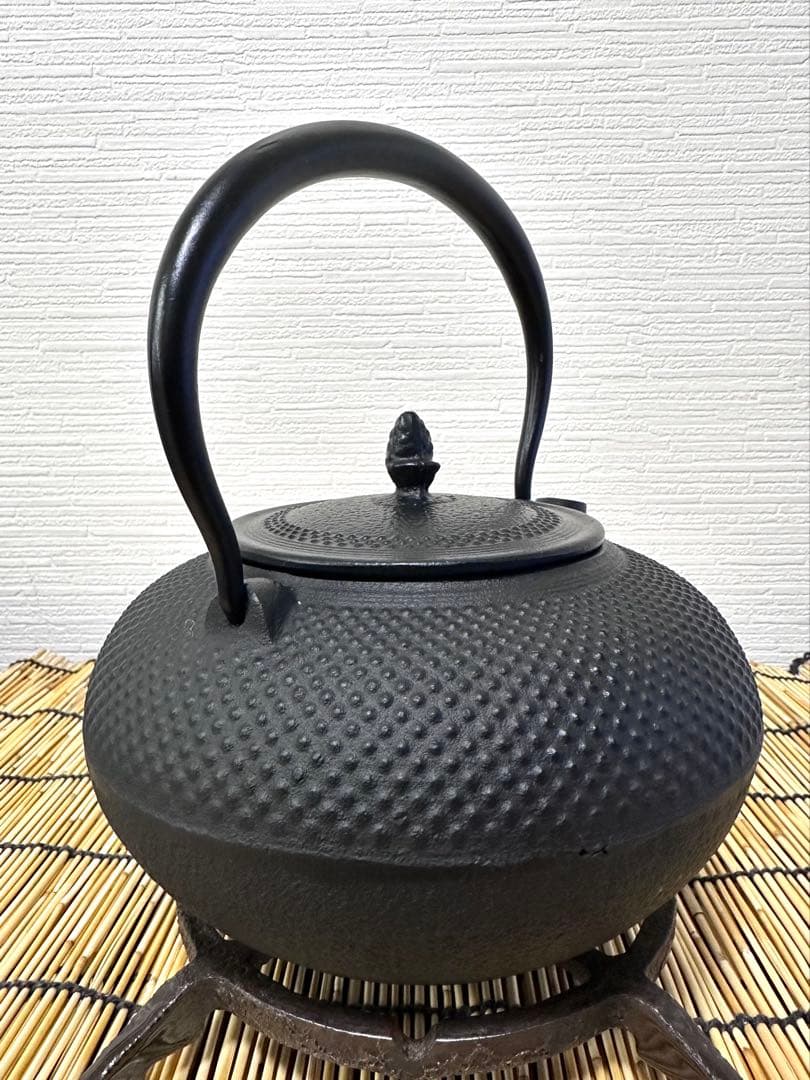 未使用品、栞付　南部運南堂鍋元造　南部鋳吉銘１５型アラレ　南部鉄瓶　南部鉄器