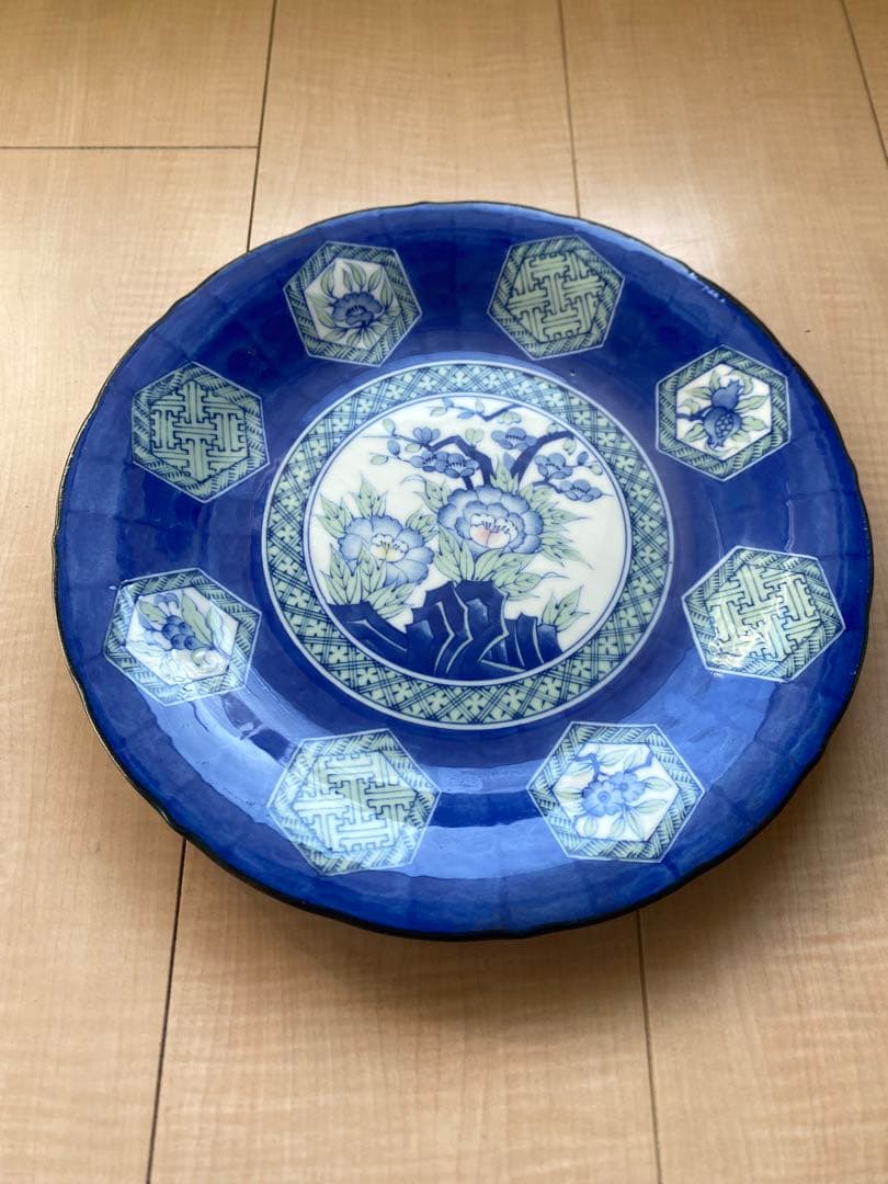美品 有田焼 瑞鼎堂製 染付 大皿 飾り皿瑠璃釉 花瓶花文 六角開窓 古伊万里