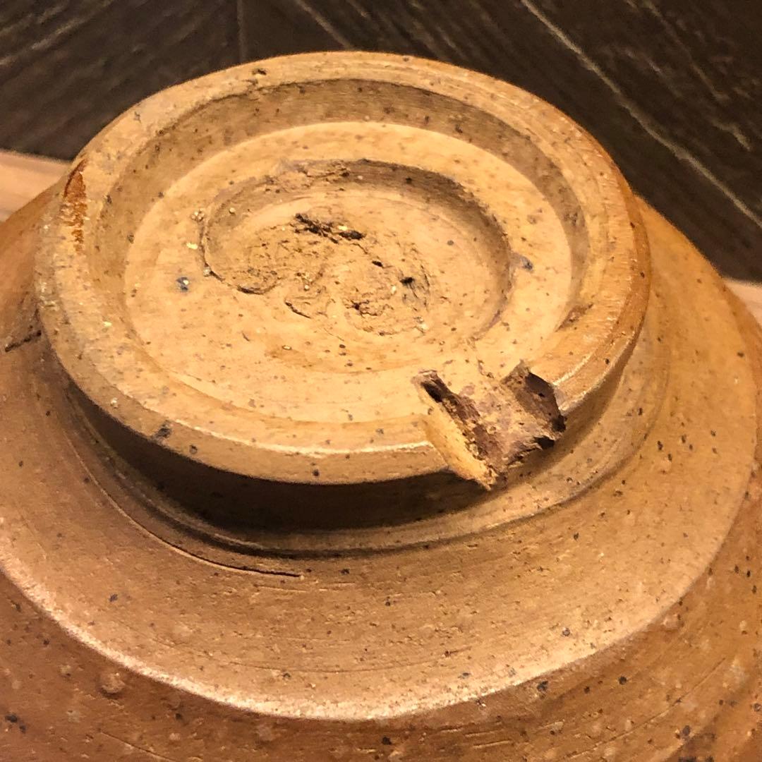 究極の美◾️蔵から焦茶色のつぶつぶした美しい雰囲気の抹茶茶碗が出て来ました。