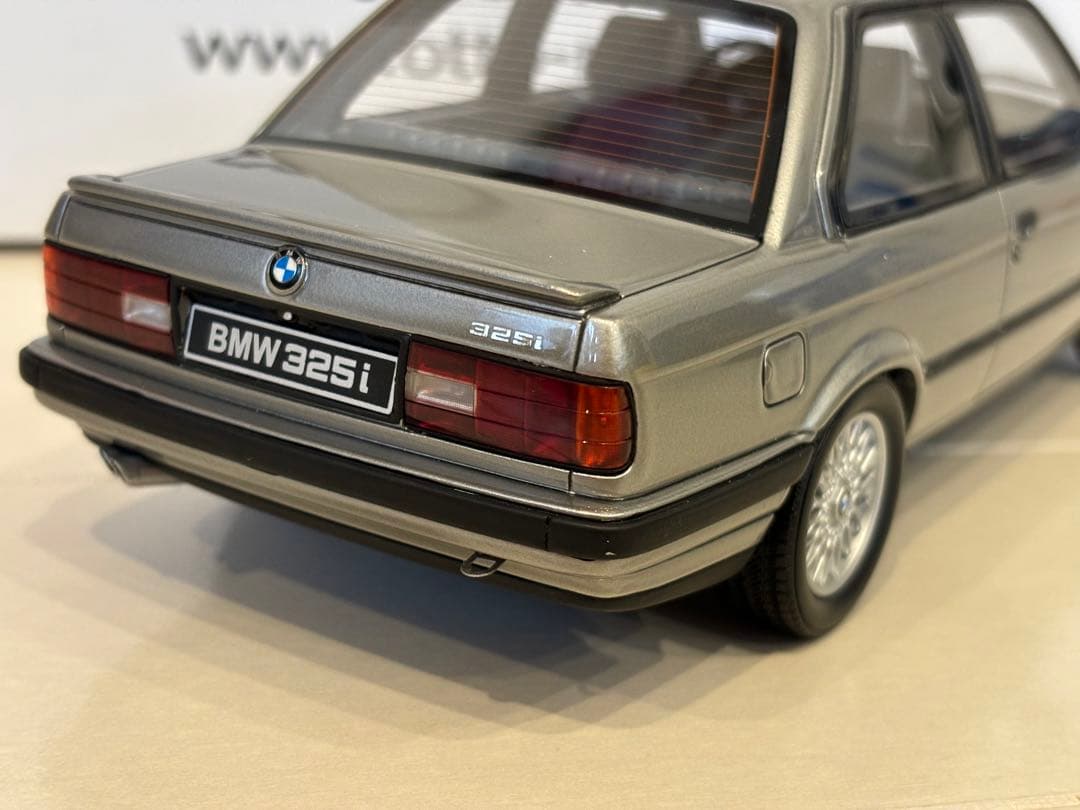  325i E30 silverミニカー Otto mobile 1/18