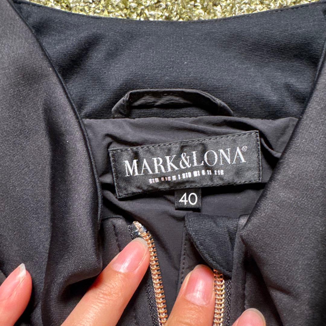 MARK&LONA シグネチャーロゴプリント ロング丈ダウンベスト