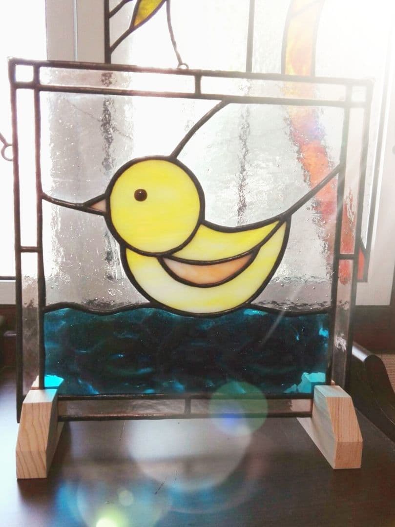 ステンドグラス製　水に浮かぶ　かわいいアヒルのサンキャッチャーパネル
