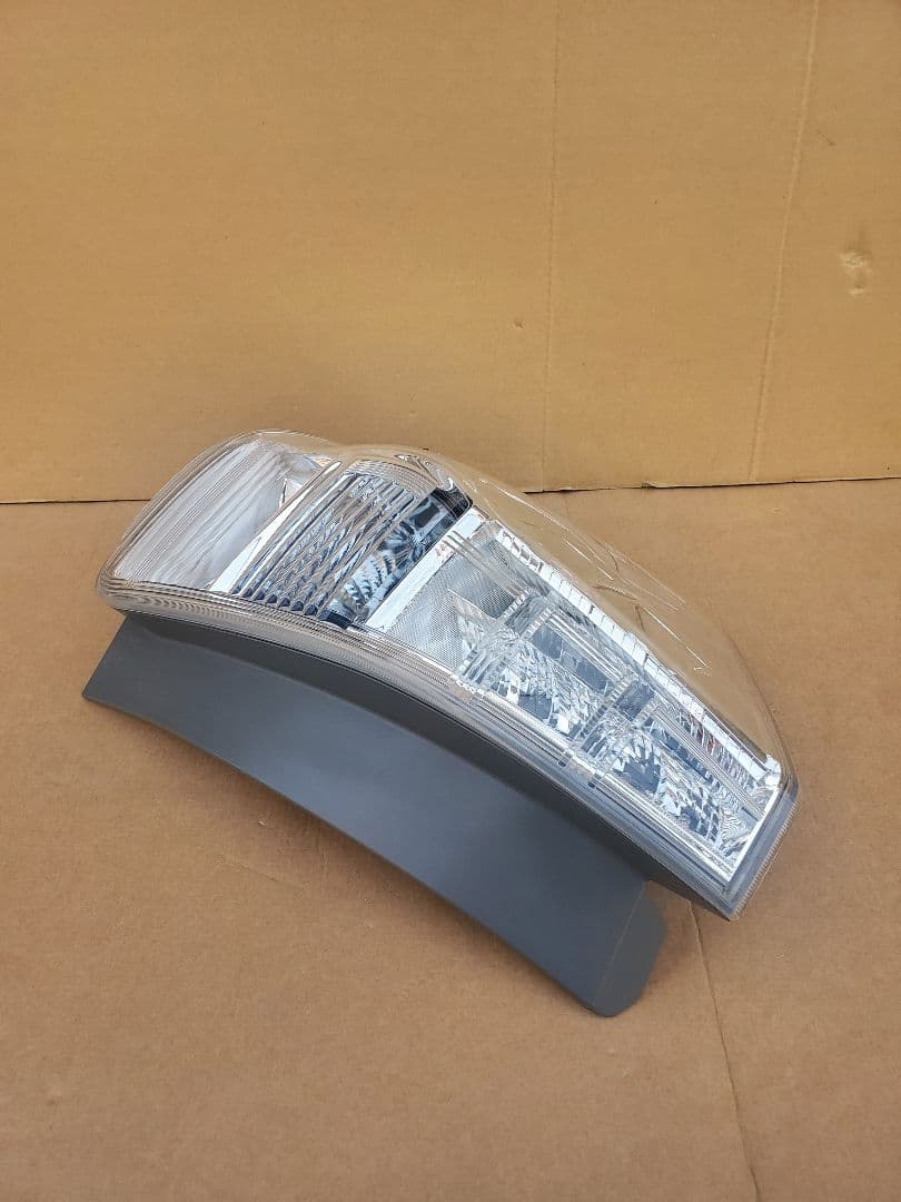 【 良品】☆プリウスアルフア　テールランプ☆
