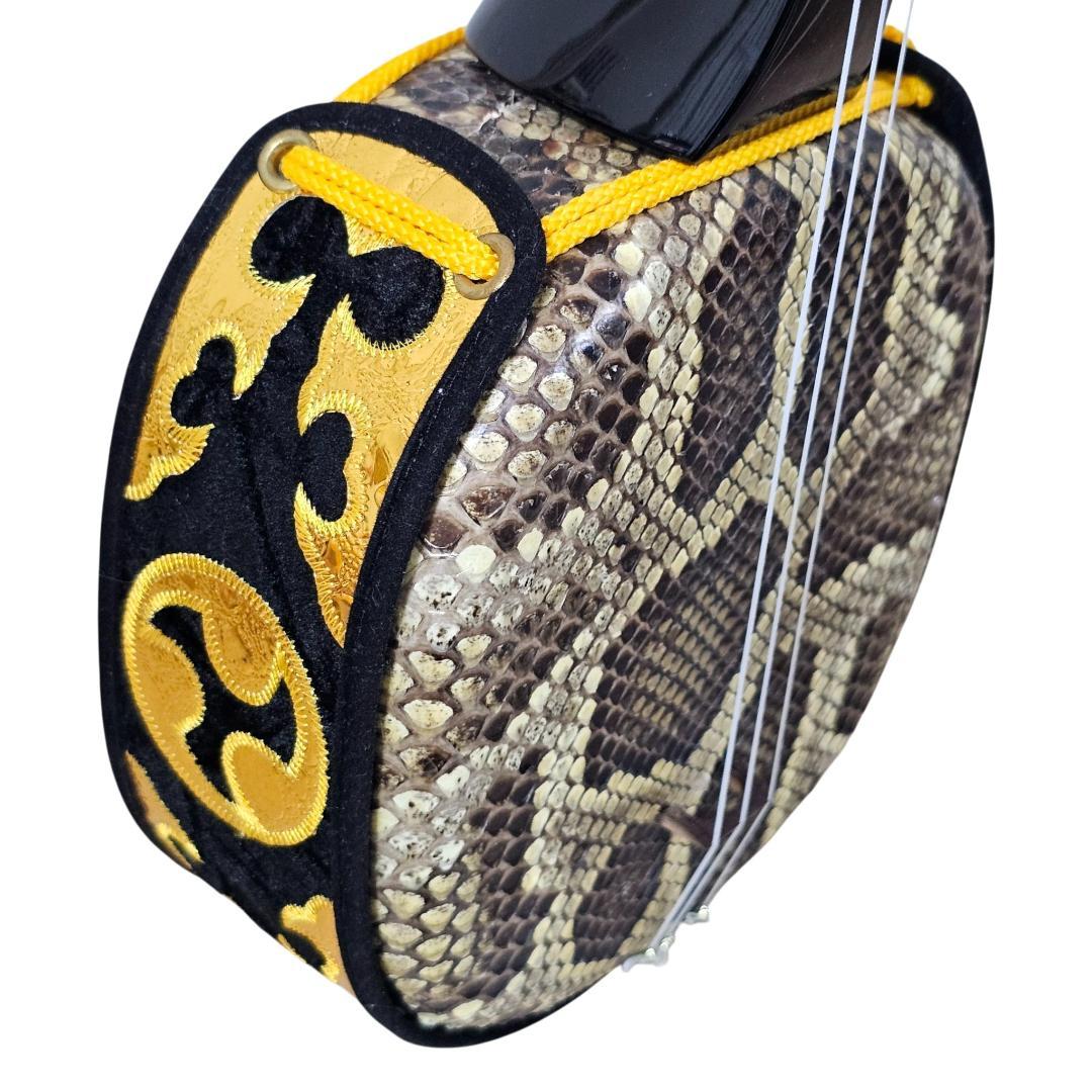 沖縄三線 蛇皮 ハードケース付 付属品多数 胴巻き 刺繍 入門セット