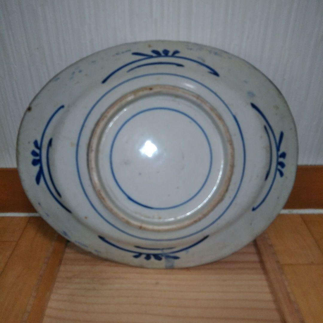 幕末～明治期　古伊万里　染付　見込みに唐人図　微塵唐草文　山水人物図　24cm