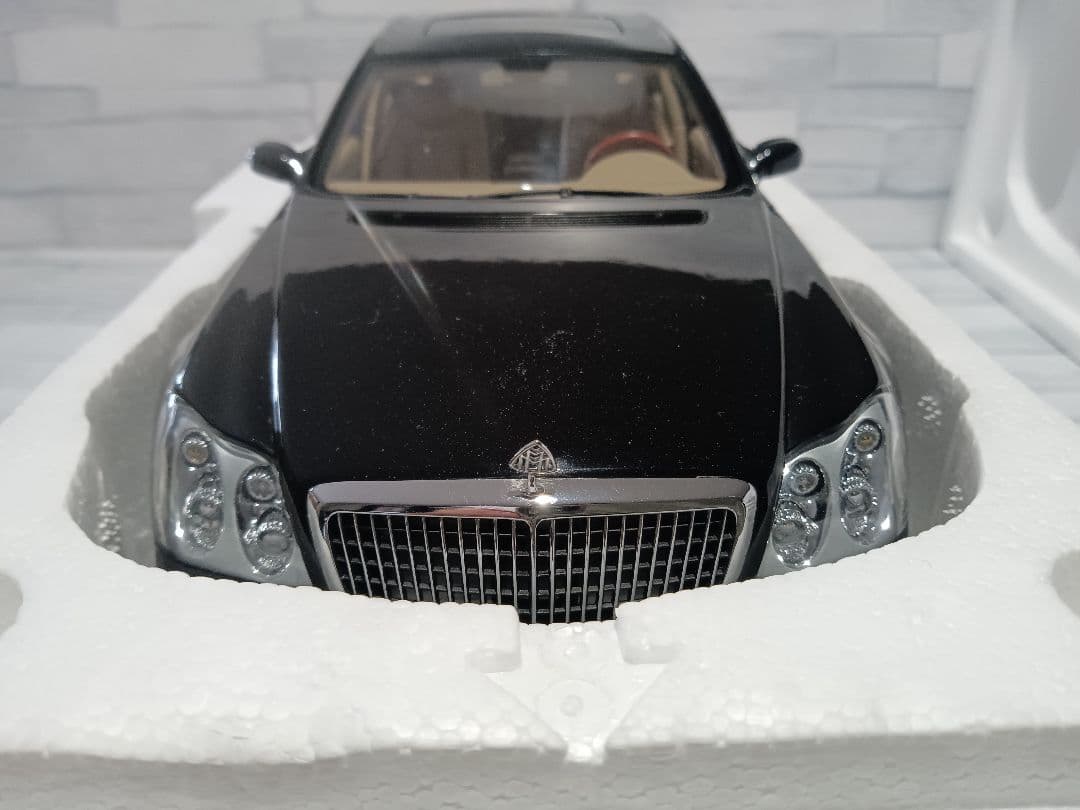 1/18 メルセデス　マイバッハ　57 ディーラー品　ミニカー
