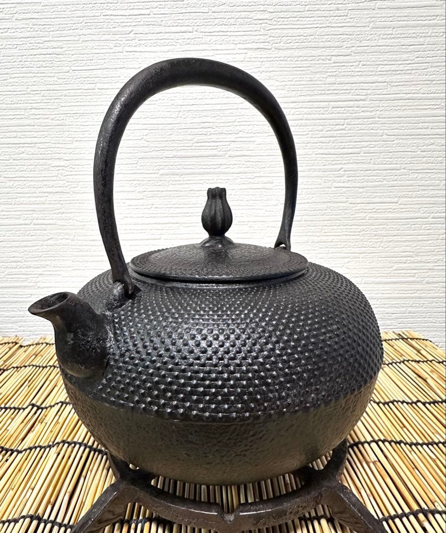 未使用品コンディション、長期保管品　南部利祥銘造１５型アラレ 南部鉄瓶　南部鉄器