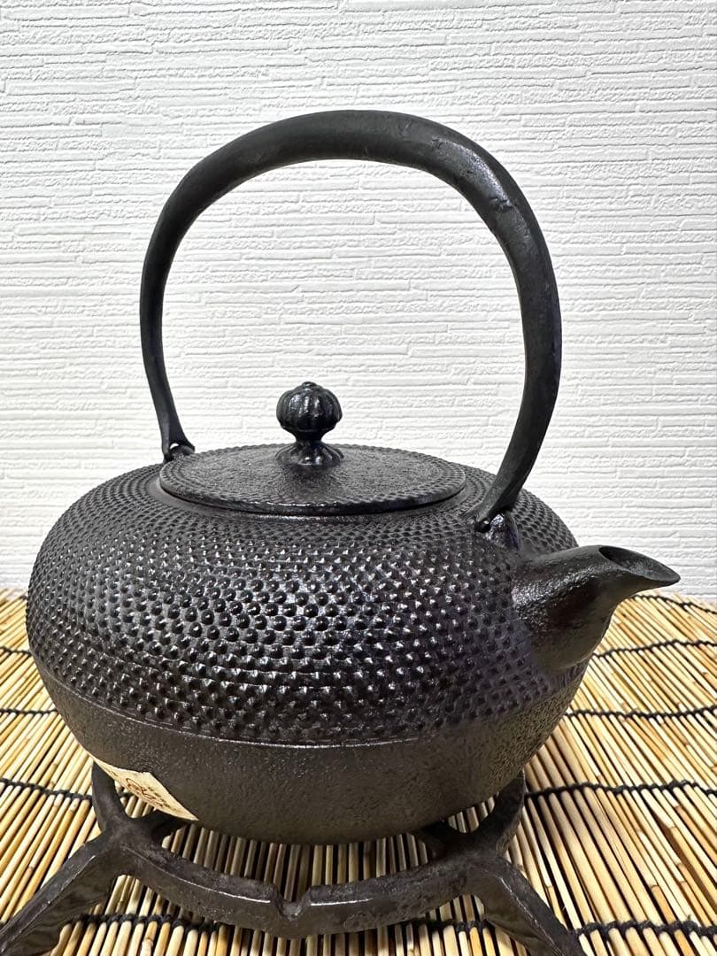 未使用品、栞、一級品合格証貼付　南部三厳堂名人東仙作　南部鉄瓶　南部鉄器　鉄瓶